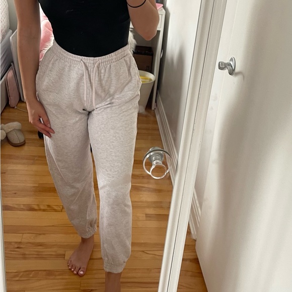 H&M sweatpants! Very flattering ☺️🎀 - Picture 2 of 4